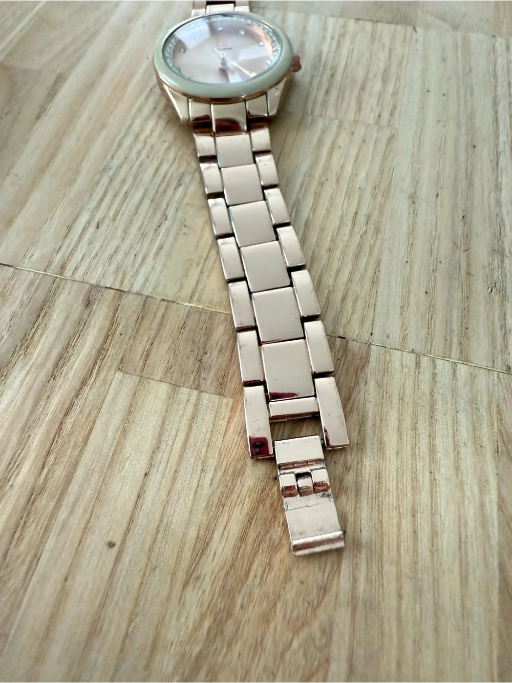 Daisy Fuentes ladies rose gold tone watch NEW BATTERY